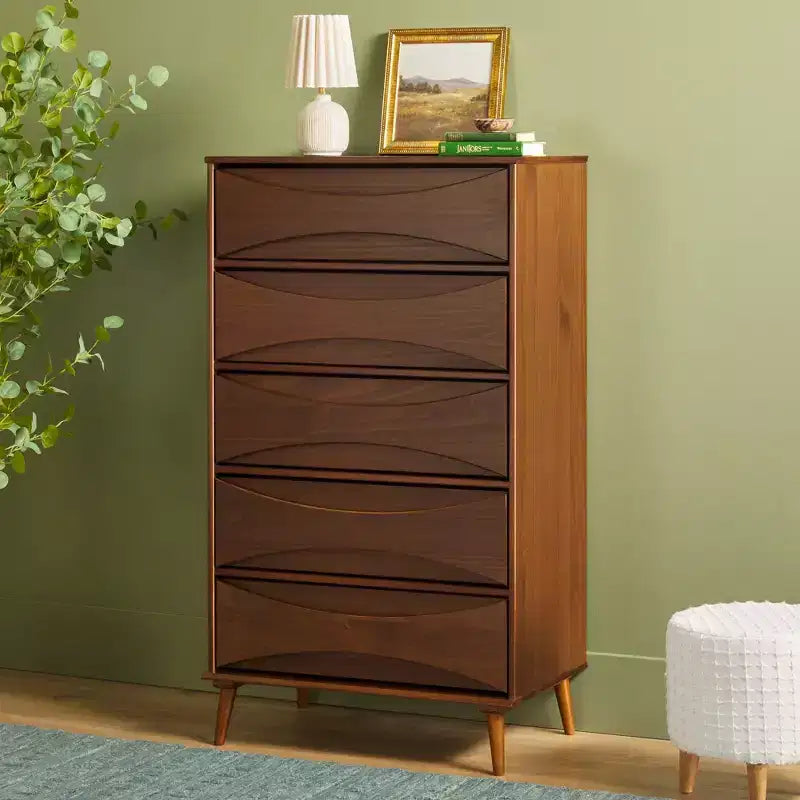 Commode à 5 tiroirs avec côtés galbés de style moderne du milieu du siècle Walker Edison