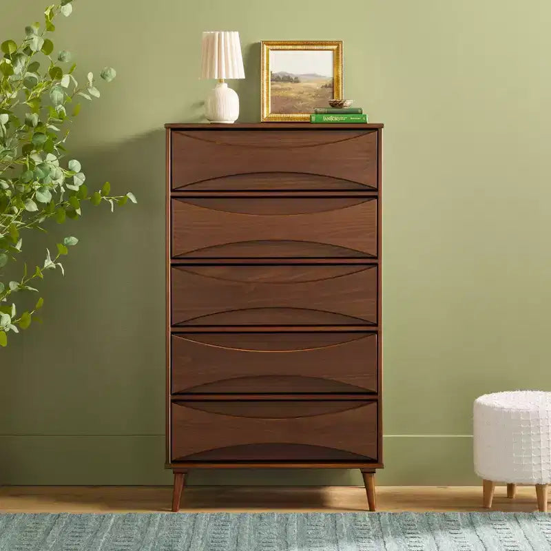 Commode à 5 tiroirs avec côtés galbés de style moderne du milieu du siècle Walker Edison