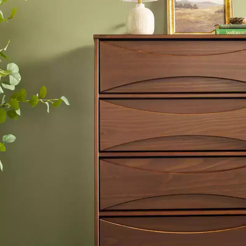 Commode à 5 tiroirs avec côtés galbés de style moderne du milieu du siècle Walker Edison
