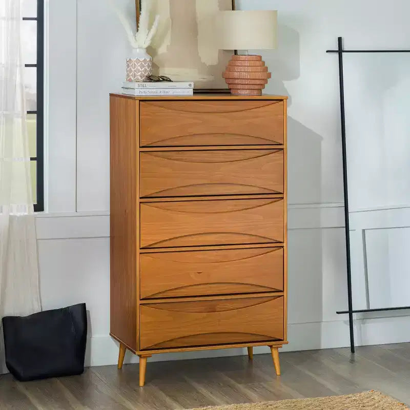 Commode à 5 tiroirs avec côtés galbés de style moderne du milieu du siècle Walker Edison