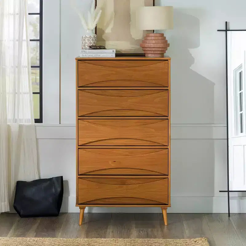 Commode à 5 tiroirs avec côtés galbés de style moderne du milieu du siècle Walker Edison