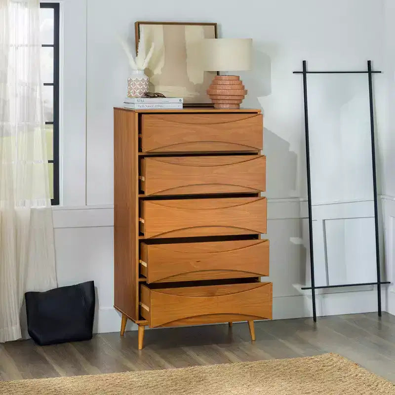 Commode à 5 tiroirs avec côtés galbés de style moderne du milieu du siècle Walker Edison