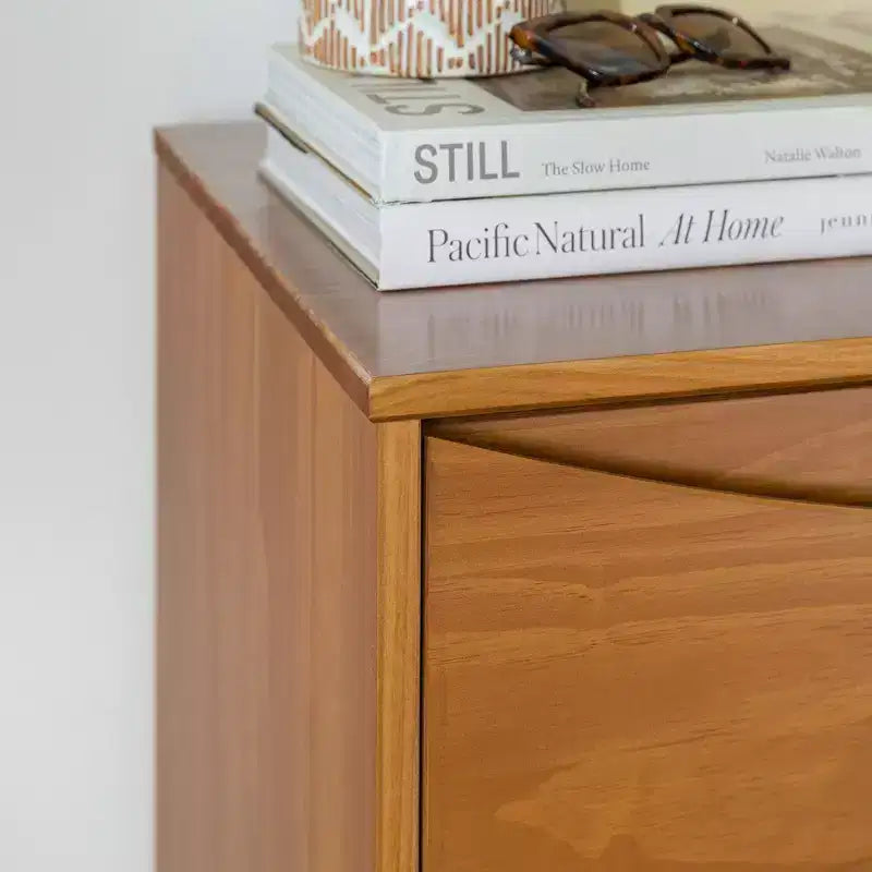Commode à 5 tiroirs avec côtés galbés de style moderne du milieu du siècle Walker Edison