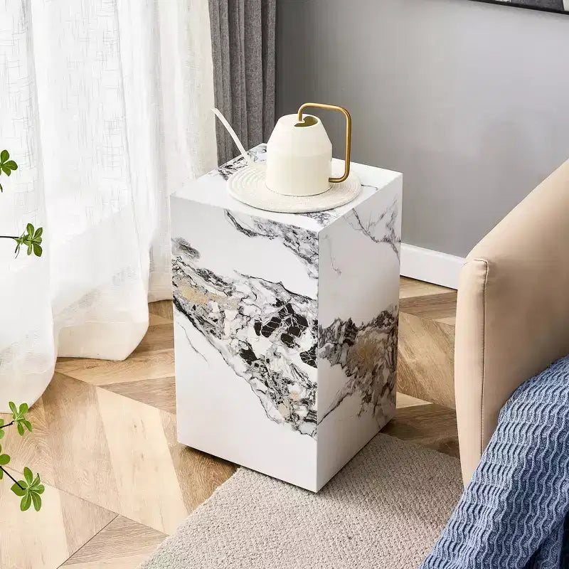 Jolis petits jouets. Sublimez votre espace de vie avec cette table basse moderne en MDF, ornée de motifs texturés en marbre blanc.