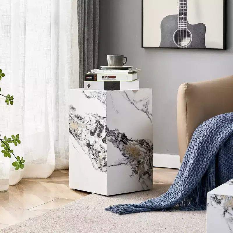 Jolis petits jouets. Sublimez votre espace de vie avec cette table basse moderne en MDF, ornée de motifs texturés en marbre blanc.