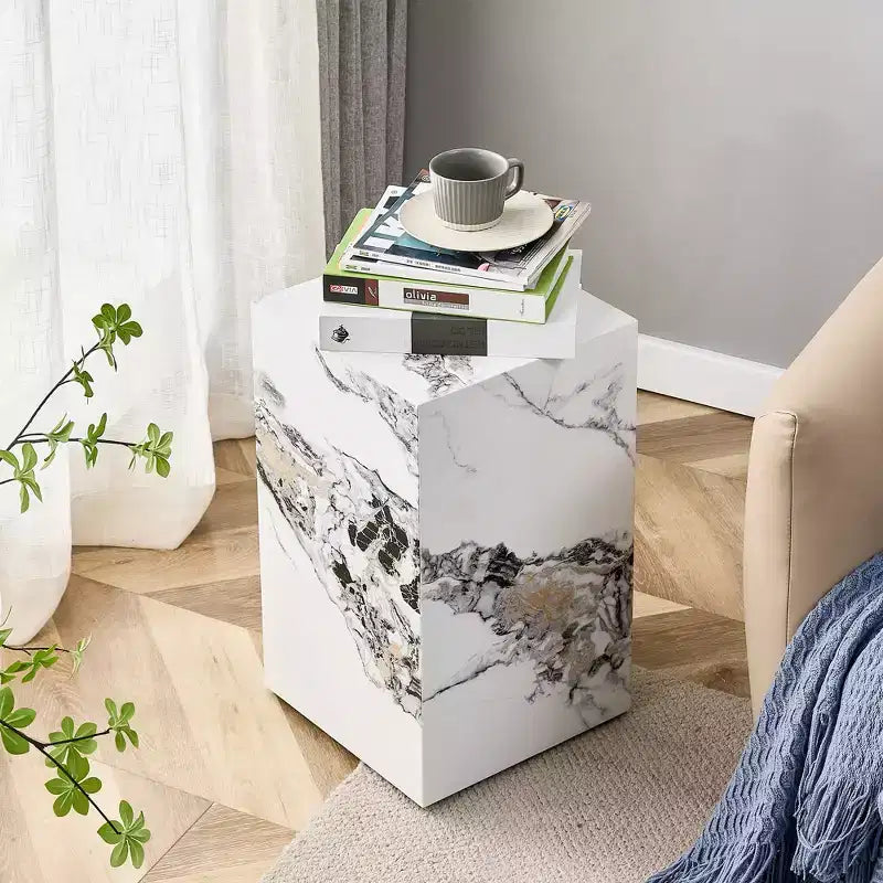 Jolis petits jouets. Sublimez votre espace de vie avec cette table basse moderne en MDF, ornée de motifs texturés en marbre blanc.