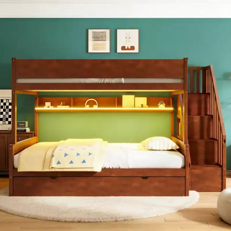 Lit superposé Full XL au-dessus d'un lit Queen avec tiroir-lit, étagères de rangement, escalier et lumière