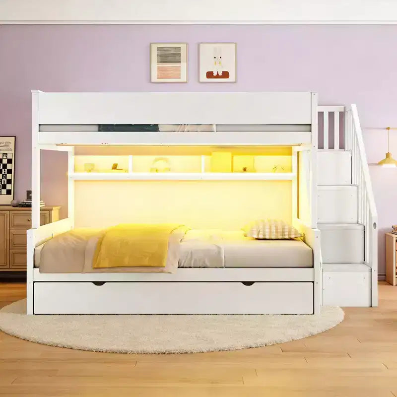 Lit superposé Full XL au-dessus d'un lit Queen avec tiroir-lit, étagères de rangement, escalier et lumière