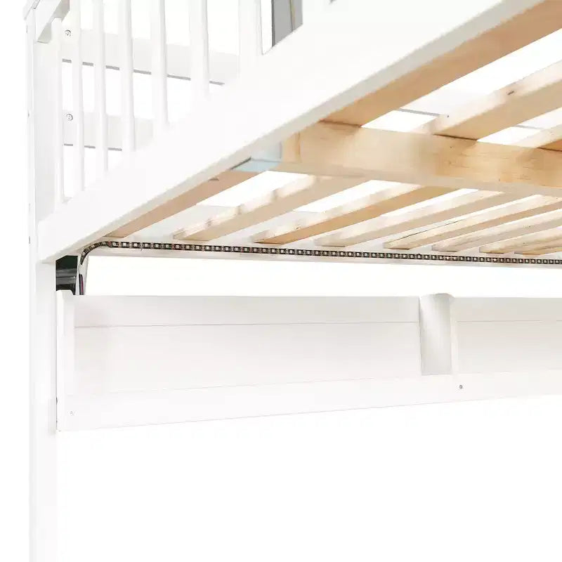 Lit superposé Full XL au-dessus d'un lit Queen avec tiroir-lit, étagères de rangement, escalier et lumière