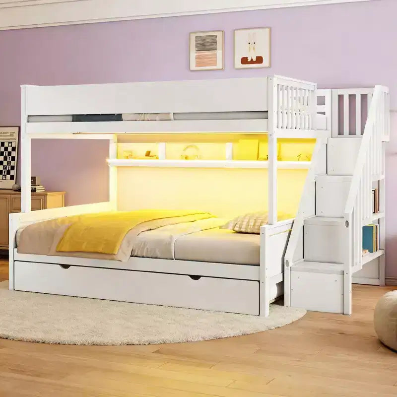 Lit superposé Full XL au-dessus d'un lit Queen avec tiroir-lit, étagères de rangement, escalier et lumière