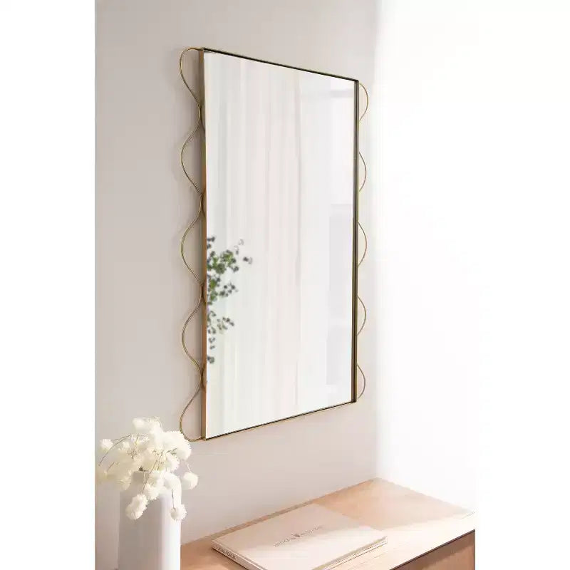 Miroir mural ondulé Wriggle en métal, doré, 24x36